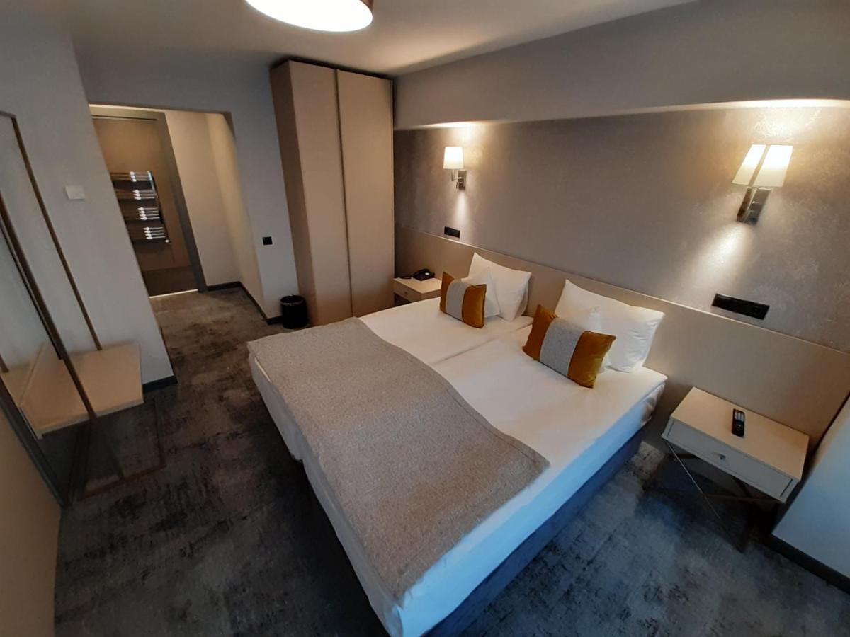Hotel Univers Cluj-Napoca Ngoại thất bức ảnh